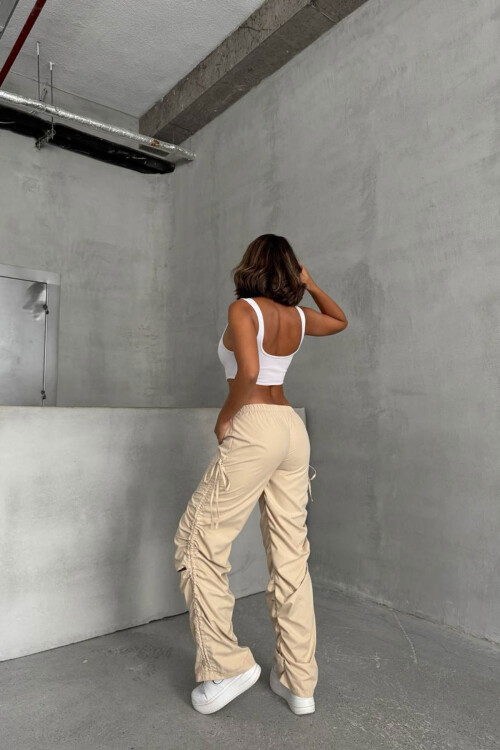 Bej Dizi Yırtmaçlı Paraşüt Kumaş Tasarım Jogger Pantolon BCHN-25W26704