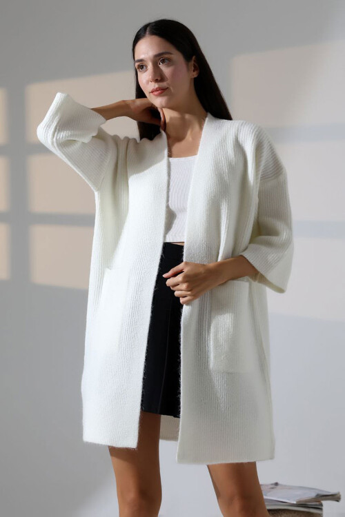 Beyaz Çift Cepli Yarım Kol Uzun Boy Triko Hırka BCES-252019