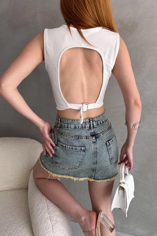 Beyaz Sırtı Kemer Detaylı Kaşkorse Crop Bluz