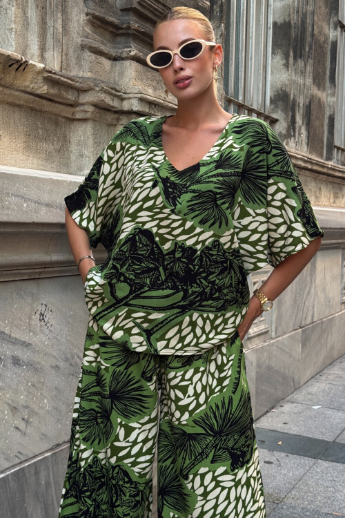 Ceviz Yeşili Desenli V Yaka Yarım Kol Bluz Ve Beli Lastikli Palazzo Pantolon Takım BCVL-254001