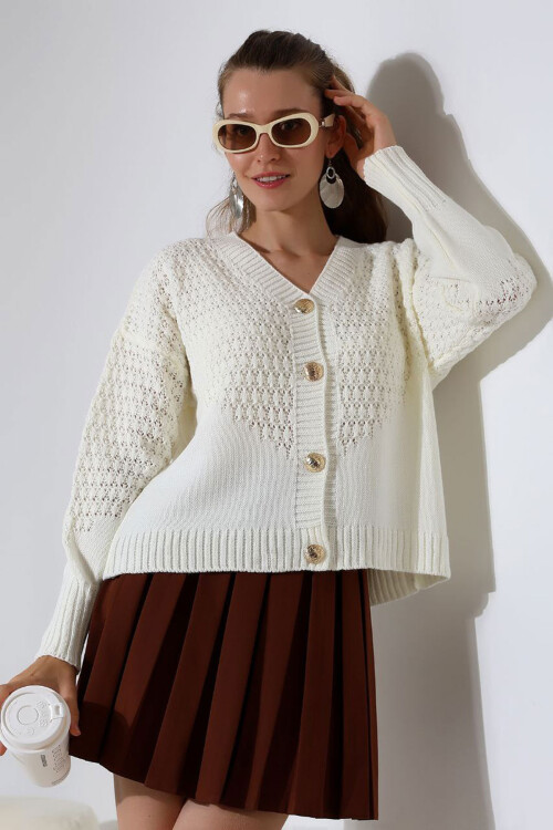 Ekru Motif Desenli Düğmeli Triko Hırka BCES-252027