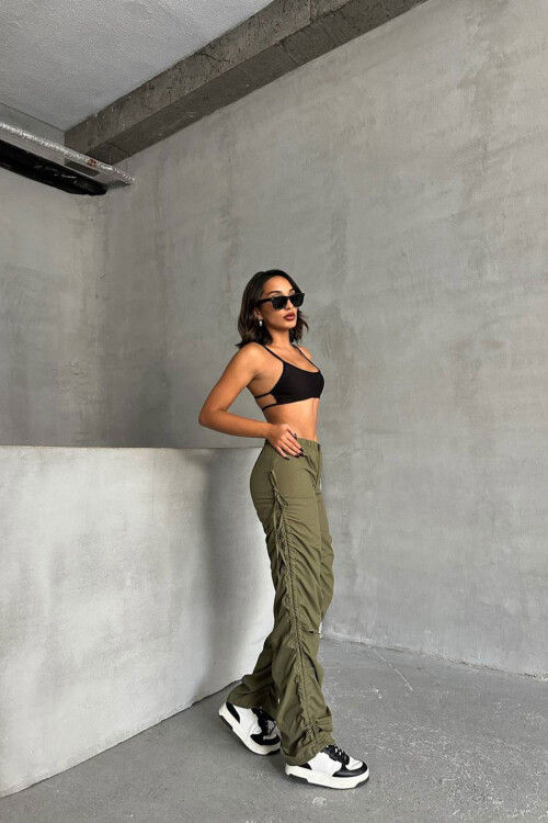 Haki Dizi Yırtmaçlı Paraşüt Kumaş Tasarım Jogger Pantolon BCHN-25W26704