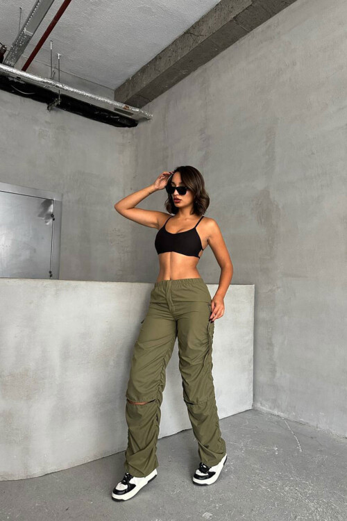 Haki Dizi Yırtmaçlı Paraşüt Kumaş Tasarım Jogger Pantolon BCHN-25W26704