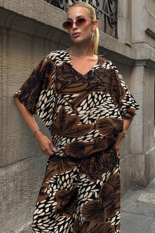 Kahverengi Desenli V Yaka Yarım Kol Bluz Ve Beli Lastikli Palazzo Pantolon Takım BCVL-254001