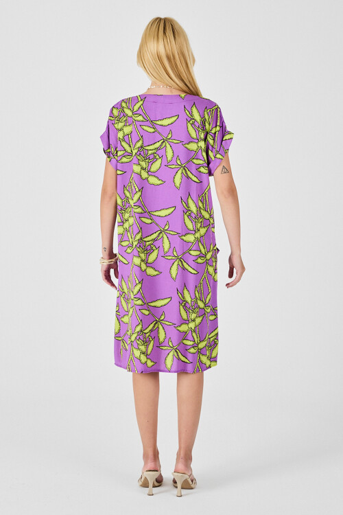 Lila Tropik Desenli V Yaka Oversize Midi Elbise BCVL-254021