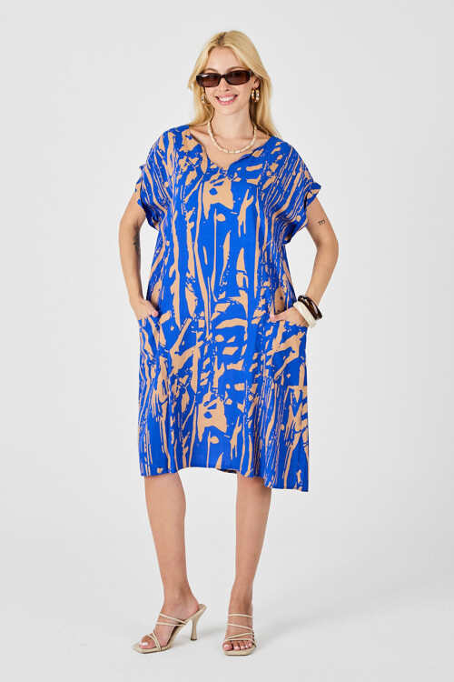 Mavi Desenli V Yaka Yarasa Kol Oversize Midi Elbise BCVL-254019