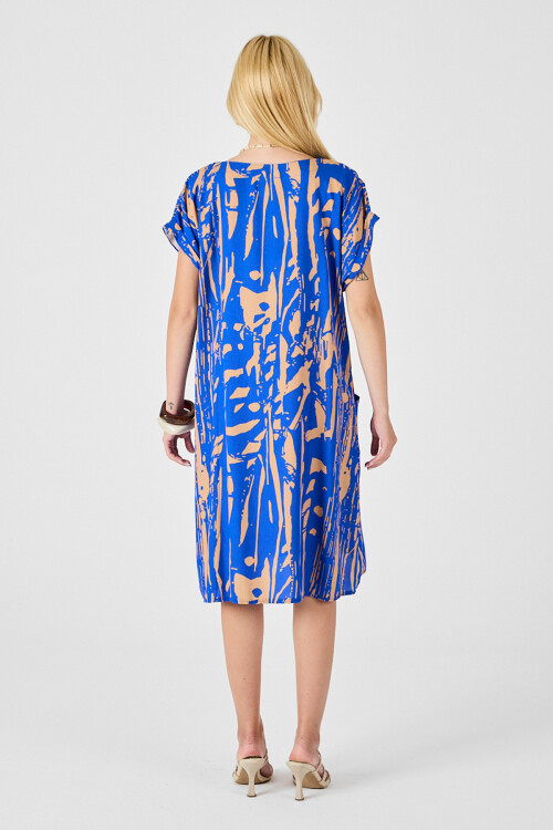 Mavi Desenli V Yaka Yarasa Kol Oversize Midi Elbise BCVL-254019