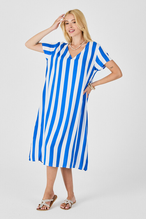 Mavi V Yaka Kısa Kollu Rahat Kesim Elbise BCVL-254003