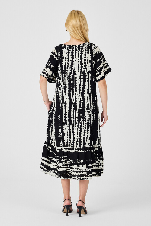 Siyah Batik Desenli V Yaka Eteği Volanlı Oversize Elbise BCVL-254023