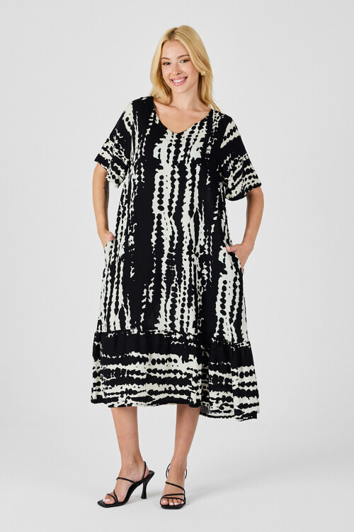 Siyah Batik Desenli V Yaka Eteği Volanlı Oversize Elbise BCVL-254023