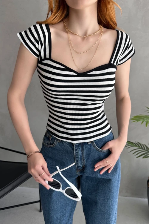 Siyah Beyaz Kalp Yaka Sırtı Bağcık Detaylı Crop Bluz BCDF-252208