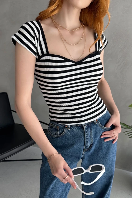 Siyah Beyaz Kalp Yaka Sırtı Bağcık Detaylı Crop Bluz BCDF-252208