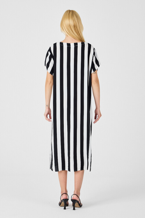 Siyah-Beyaz V Yaka Kısa Kollu Rahat Kesim Elbise BCVL-254003