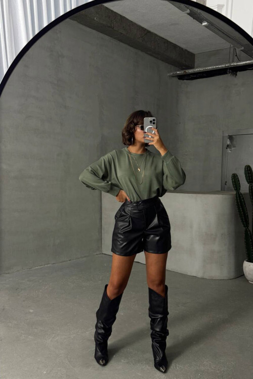 Siyah Çift Cepli Düğmeli Suni Deri Şort BCHN-25W26433