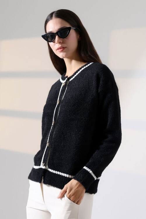 Siyah Çizgi Detaylı Yumuşak Dokulu Triko Hırka BCES-252029