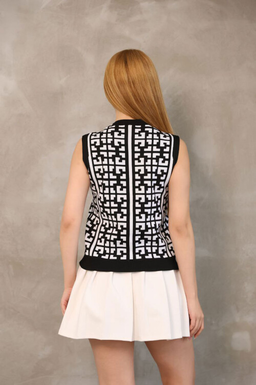 Siyah Desenli Düğme Detaylı Kolsuz Triko Bluz BCES-252000