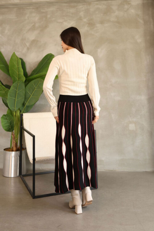 Siyah Dik Yaka Etek Görünümlü Tek Parça Desenli Triko Elbise BCES-252020