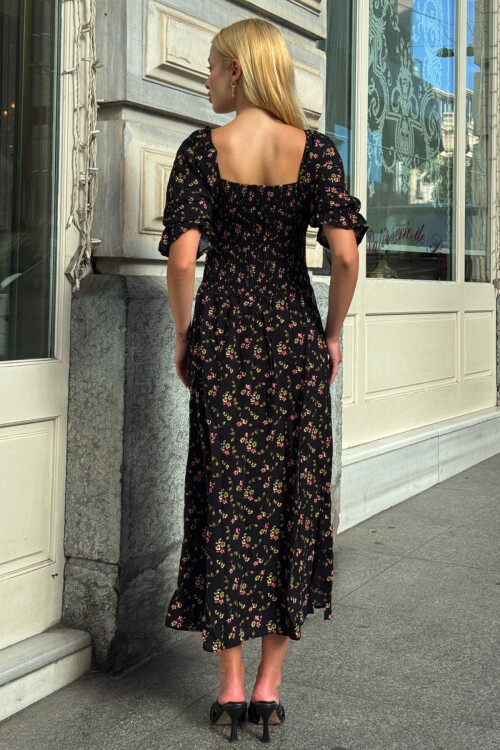 Siyah Kare Yaka Beli Gipeli Çiçek Desenli Dokuma Yazlık Elbise BCVL-25V095