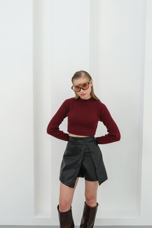 Siyah Yırtmaç Detaylı Suni Deri Şort Etek BCHN-25W260049