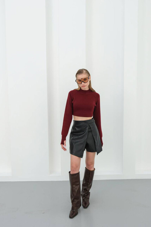 Siyah Yırtmaç Detaylı Suni Deri Şort Etek BCHN-25W260049