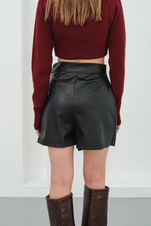 Siyah Yırtmaç Detaylı Suni Deri Şort Etek BCHN-25W260049