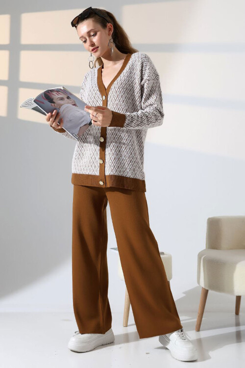 Tarçın Kahve V Yaka Düğmeli Hırka Ve Pantolon Alt Üst Triko Takım BCES-252011