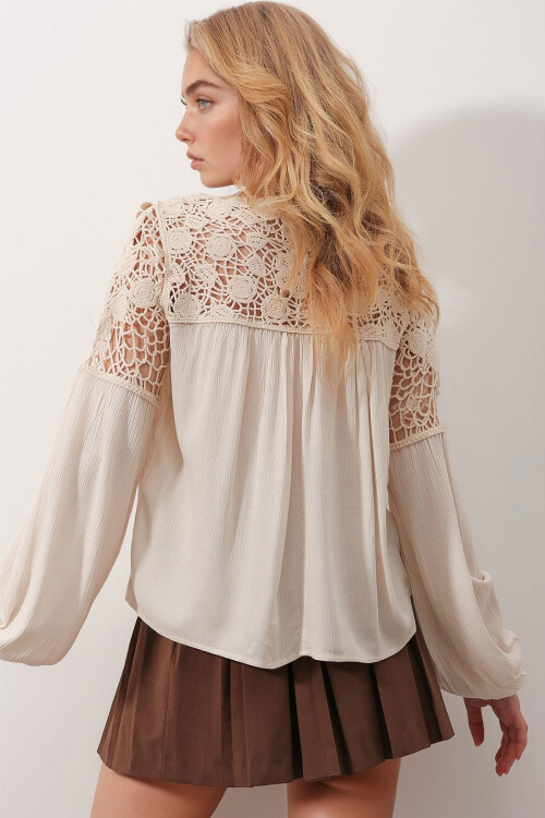 Bej Bisiklet Yaka Dantel İşlemeli Delik Ajurlu Oversize Bluz BCHESQ-251117