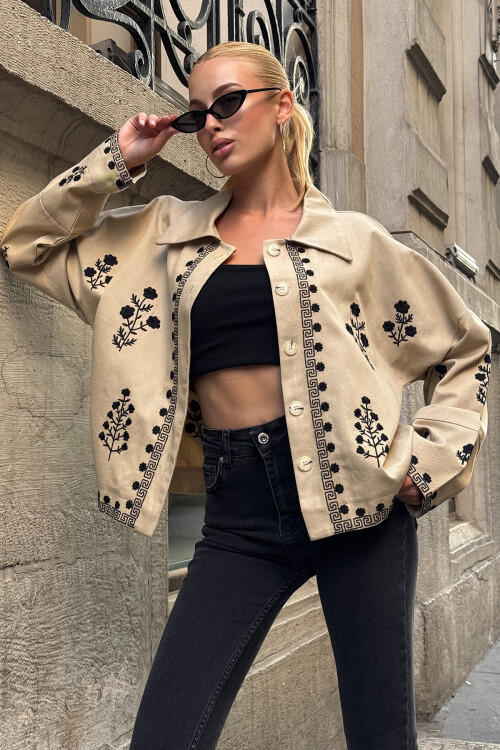 Bej Düğme Kapamalı Çiçek Nakışlı Oversize Ceket BCHESQ-251152
