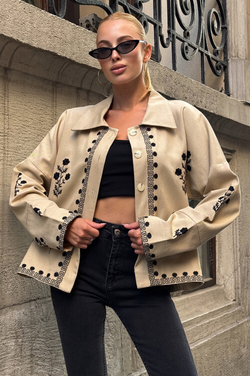 Bej Düğme Kapamalı Çiçek Nakışlı Oversize Ceket BCHESQ-251152