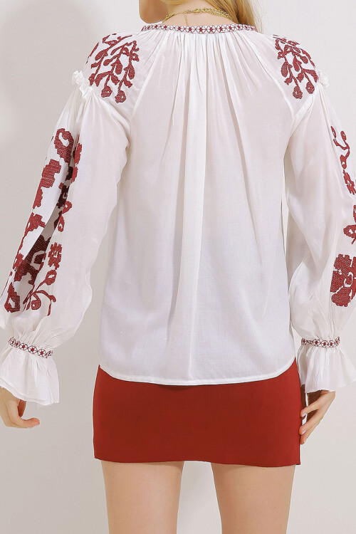 Beyaz Bisiklet Yaka Kolları Volanlı Full Nakışlı Dokuma Bluz BCHESQ-251037