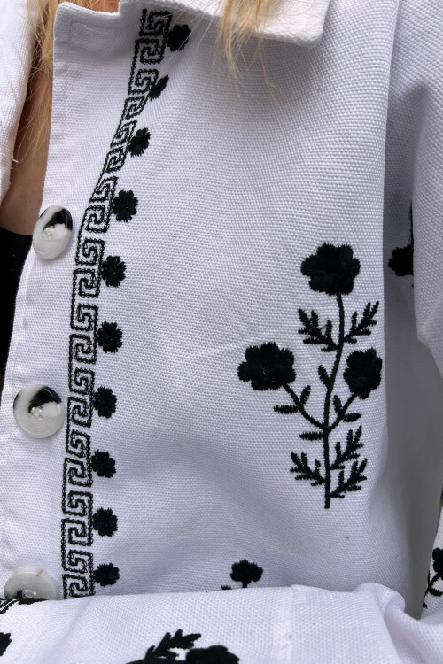 Beyaz Çiçek Nakışlı Düğmeli Denim Ceket BCHESQ-251127