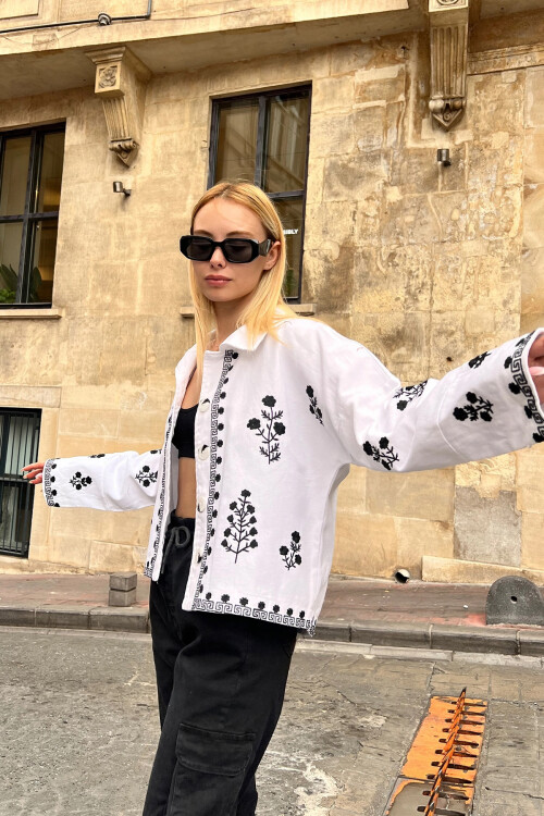 Beyaz Çiçek Nakışlı Düğmeli Denim Ceket BCHESQ-251127