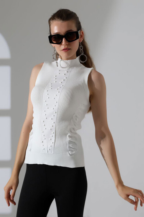 Beyaz Dik Yaka Kolsuz Motifli Triko Bluz BCES-252001