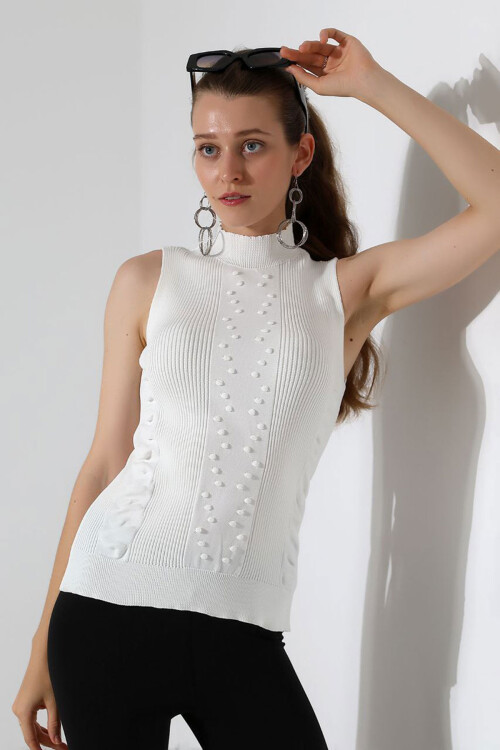 Beyaz Dik Yaka Kolsuz Motifli Triko Bluz BCES-252001