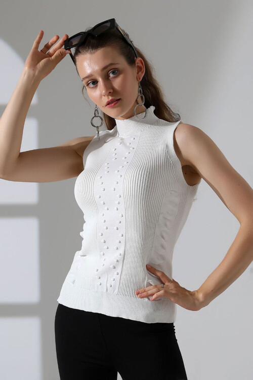 Beyaz Dik Yaka Kolsuz Motifli Triko Bluz BCES-252001