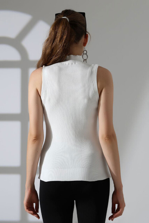 Beyaz Dik Yaka Kolsuz Motifli Triko Bluz BCES-252001