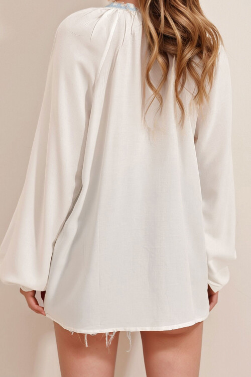 Beyaz Etnik Nakışlı Viskon Dokuma Bluz BCHESQ-251008