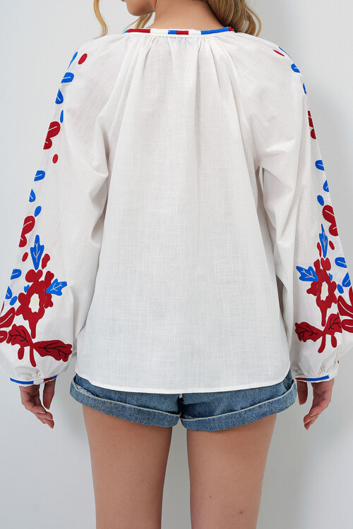 Beyaz Hakim Yaka Balon Kol Nakışlı Dokuma Gömlek BCHESQ-251074