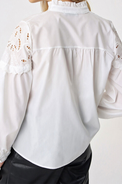 Beyaz Hakim Yaka Güpür Detaylı Premıum Gömlek BCHESQ-251085