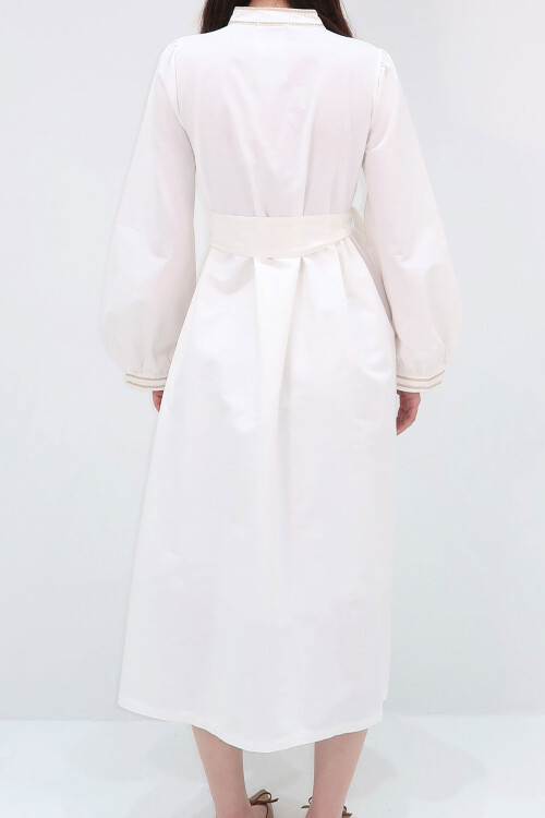 Beyaz Hakim Yaka Önü Nakışlı Balon Kol Kemerli Astarlı Dokuma Elbise BCHESQ-251040