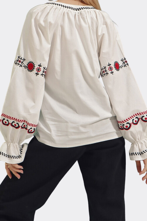 Beyaz Hakim Yaka Önü Ve Kolları Çiçek Nakışlı Poplin Dokuma Bluz BCHESQ-251100