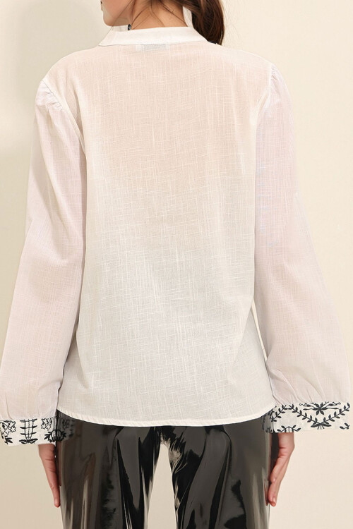 Beyaz Hakim Yaka Roba Nakışlı Dokuma Bluz BCHESQ-251030