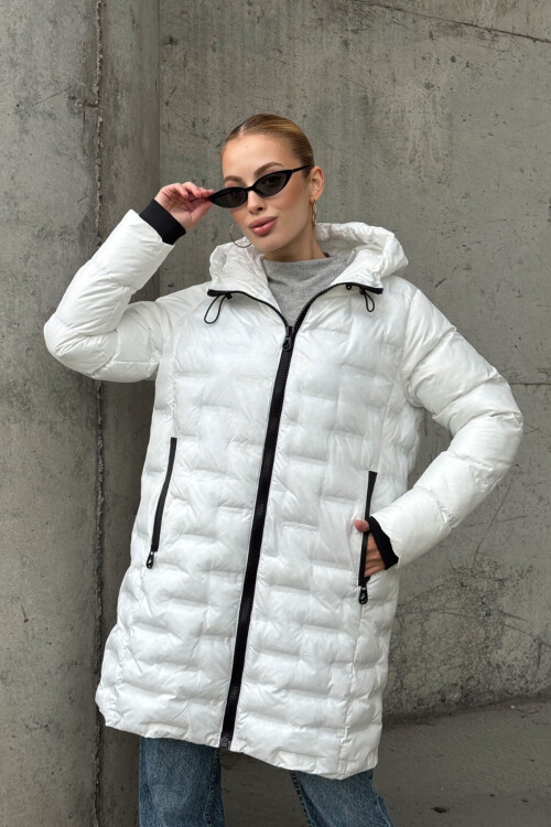 Beyaz Kapitoneli Fermuarlı Kapüşonlu Uzun Şişme Mont BCVL-254200