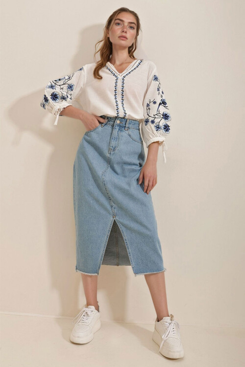 Beyaz V Yaka Karpuz Kol Nakışlı Keten Bluz BCHESQ-251006