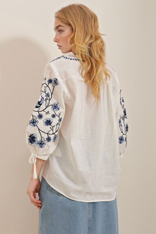 Beyaz V Yaka Karpuz Kol Nakışlı Keten Bluz BCHESQ-251006