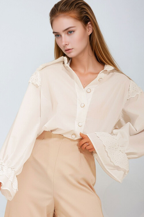 Beyaz Yakası Fisto İşlemeli Balon Kol Nakışlı Poplin Gömlek BCHESQ-251135