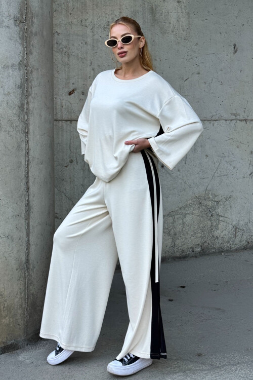Beyaz Yanları Şeritli Yırtmaç Detaylı Yumuşak Dokulu Bluz Ve Pantolon Alt Üst Takım BCVL-25V230
