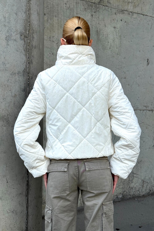 Beyaz Yazılı Şişme Mont BCVL-25N031