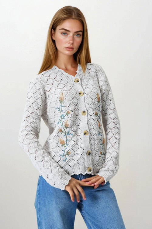 Ekru Ajurlu Çiçek Nakışlı Düğmeli Triko Hırka BCHESQ-251158