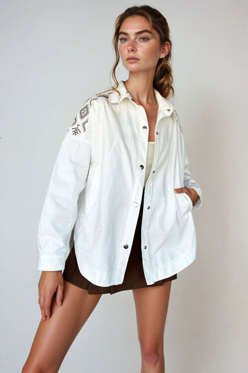 Ekru Çift Cepli Omuzları Ve Sırtı Nakışlı Çıtçıt Kapamalı Oversize Gabardin Ceket BCHESQ-251020